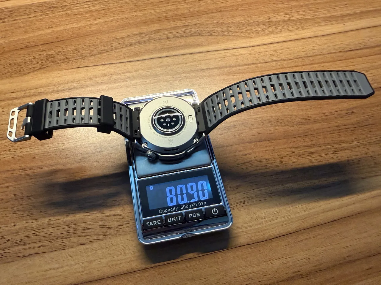 ストラップ装着状態のAmazfit Balance 3を計量している