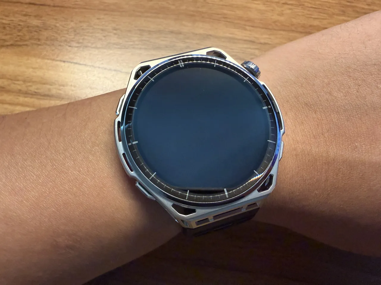 Amazfit Balance 3を左腕に装着した