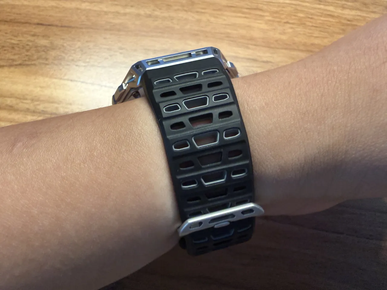 Amazfit Balance 3を装着した左腕(側面アングル)