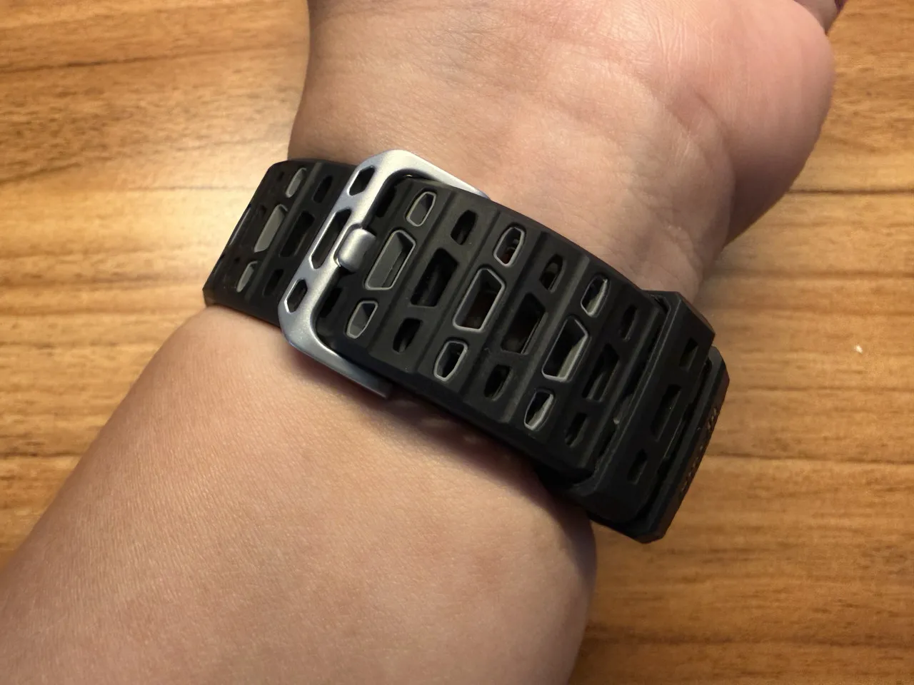 Amazfit Balance 3を装着した左腕(裏側アングル)