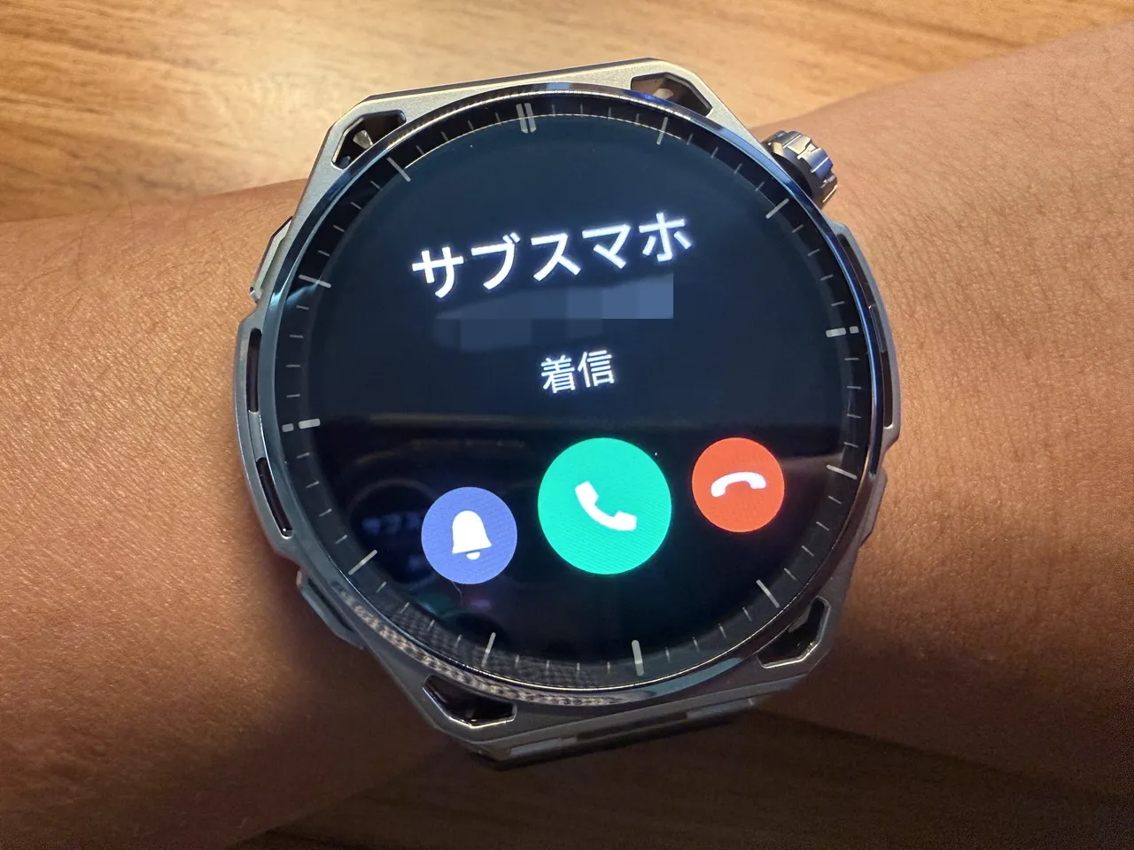 Amazfit Balance 3越しに通話している
