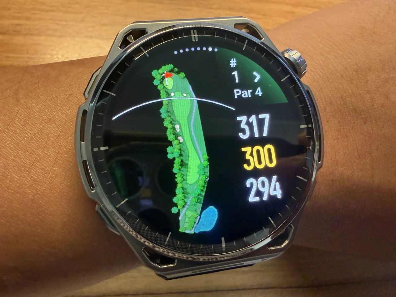 Amazfit Balance 3でゴルフ場のマップを表示している