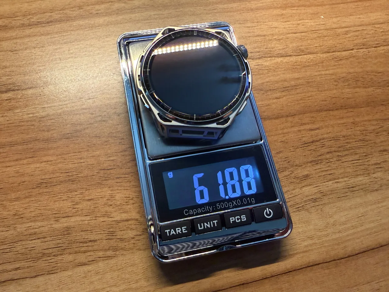 Amazfit Balance 3の本体部分を計量している