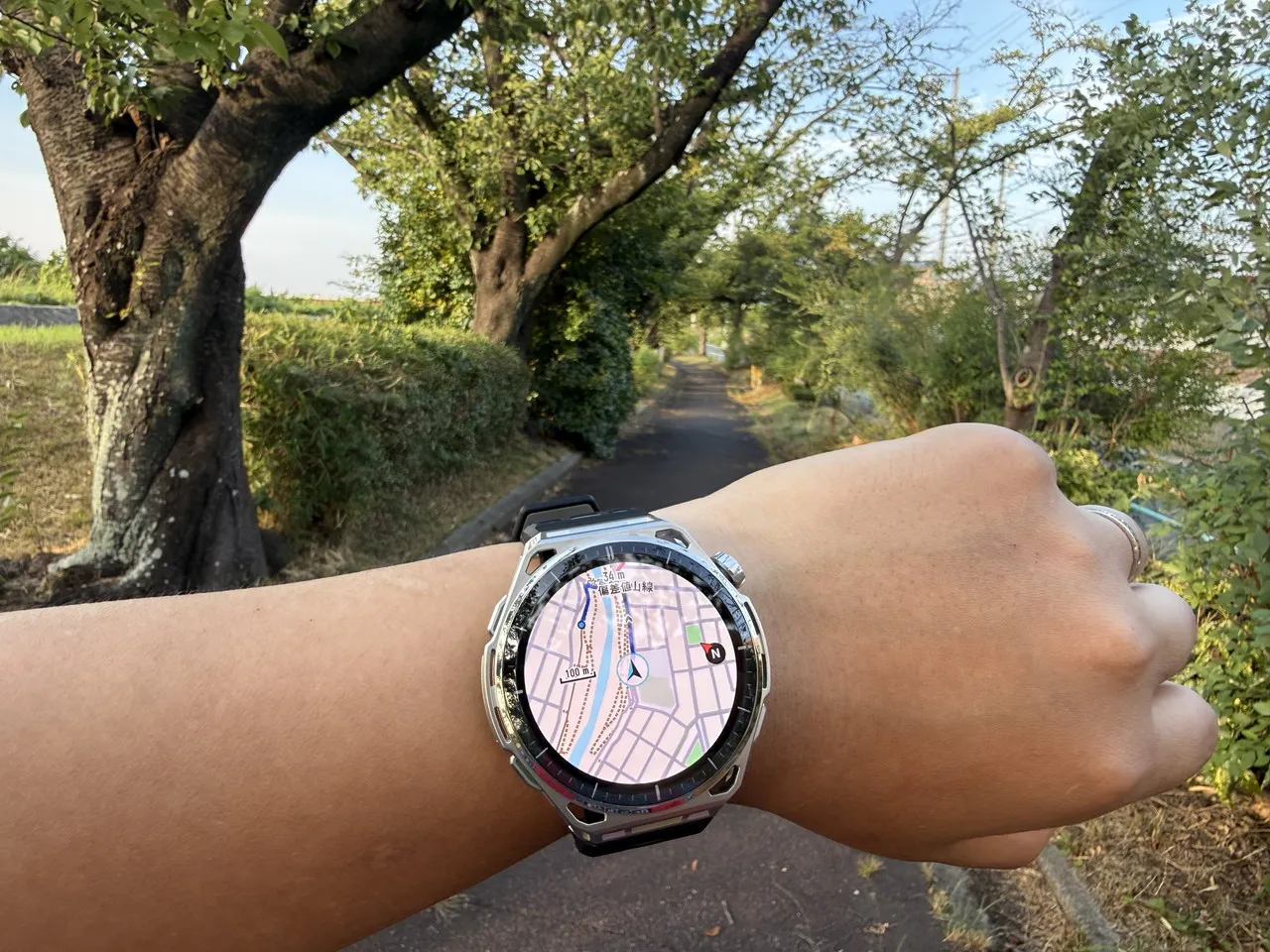 左腕に装着したAmazfit Balance 3でナビを使用している