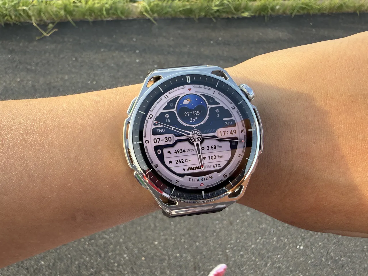 日光下でAmazfit Balance 3の画面を表示している