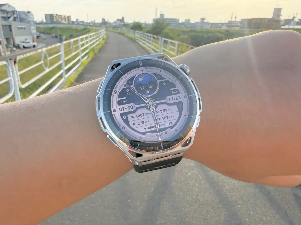 屋外でAmazfit Balance 3を装着している