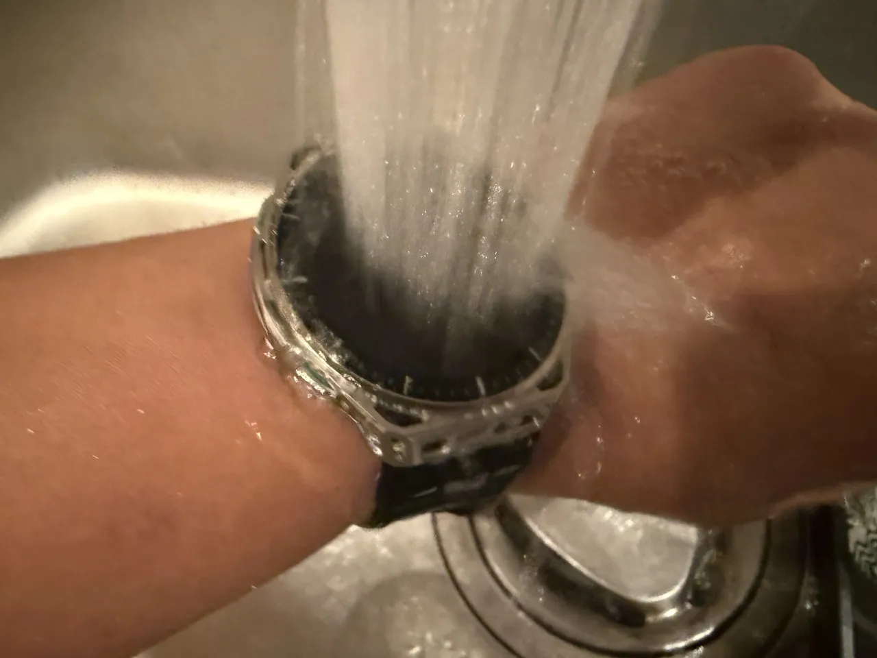 Amazfit Balance 3にシャワーを当てている