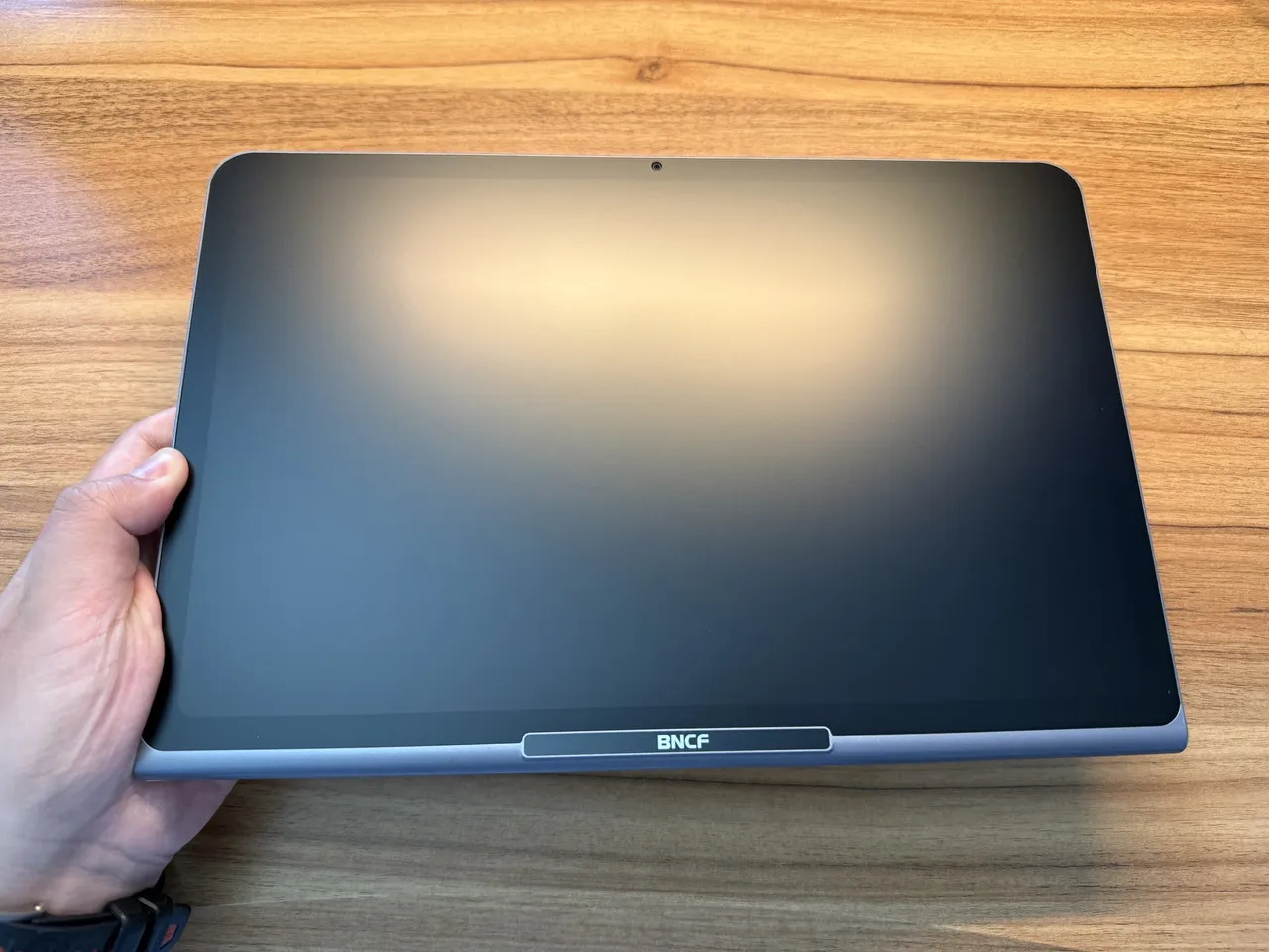 BNCF CinePad 13を手に持っている(正面)