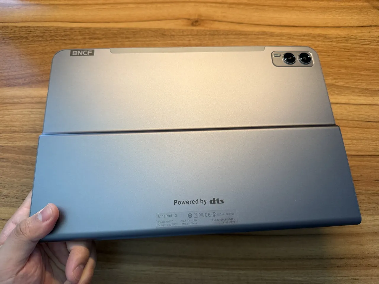 BNCF CinePad 13を手に持っている(背面)
