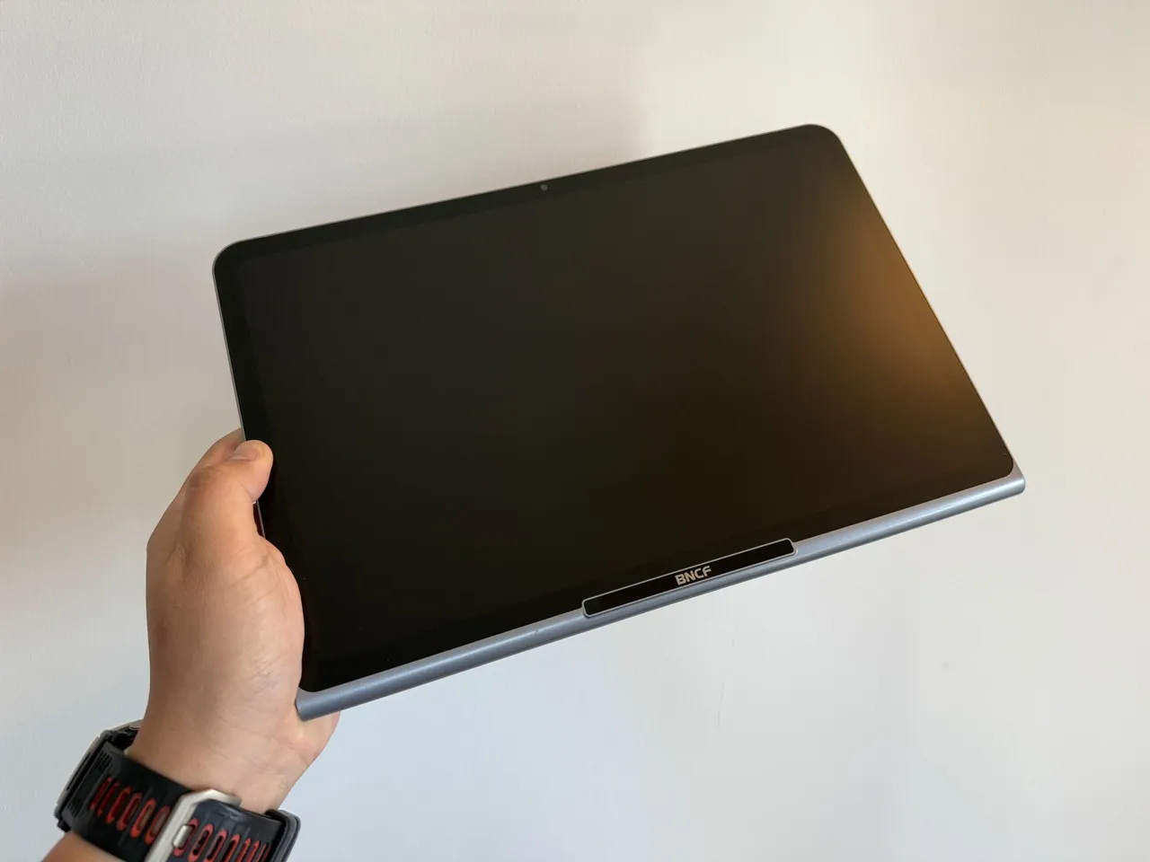 BNCF CinePad 13を手で持っている