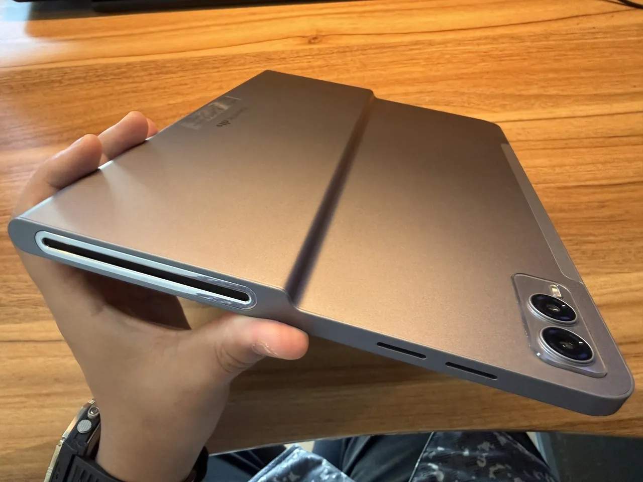 タブレット背面の緩やかな段差