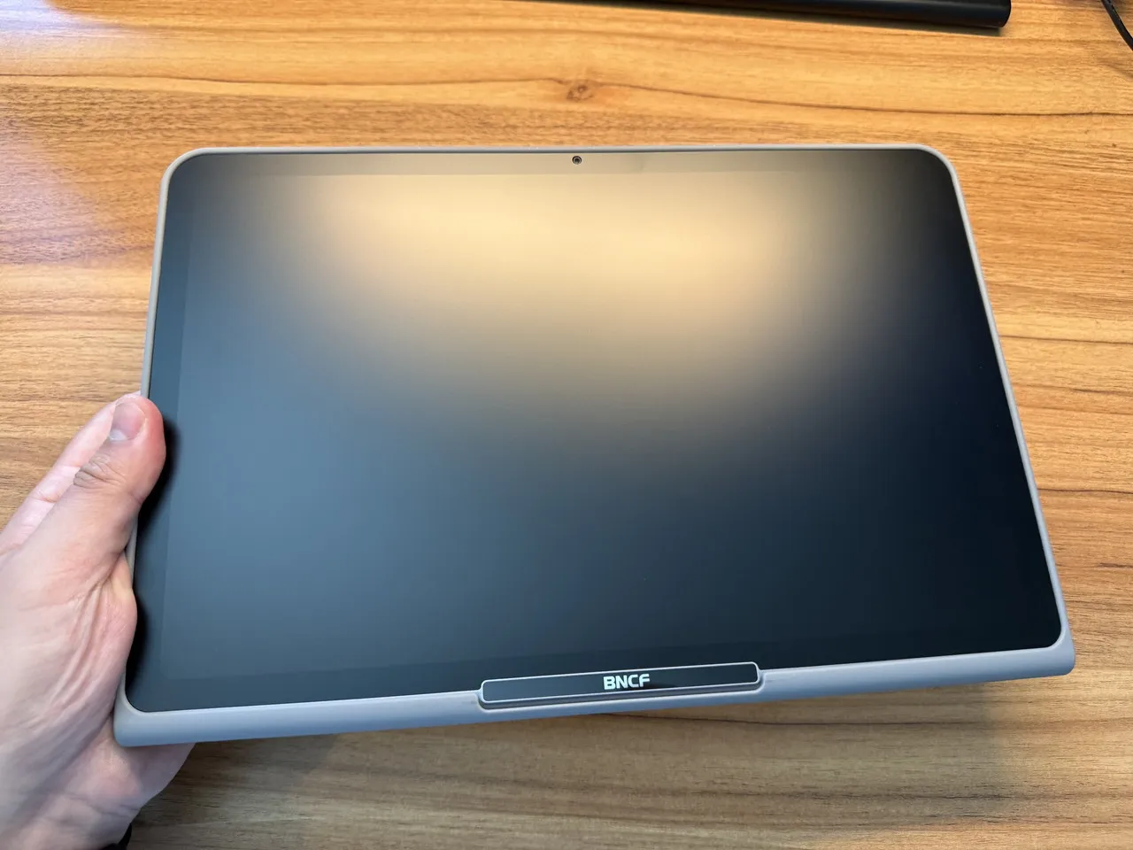 BNCF CinePad 13を手に持っている