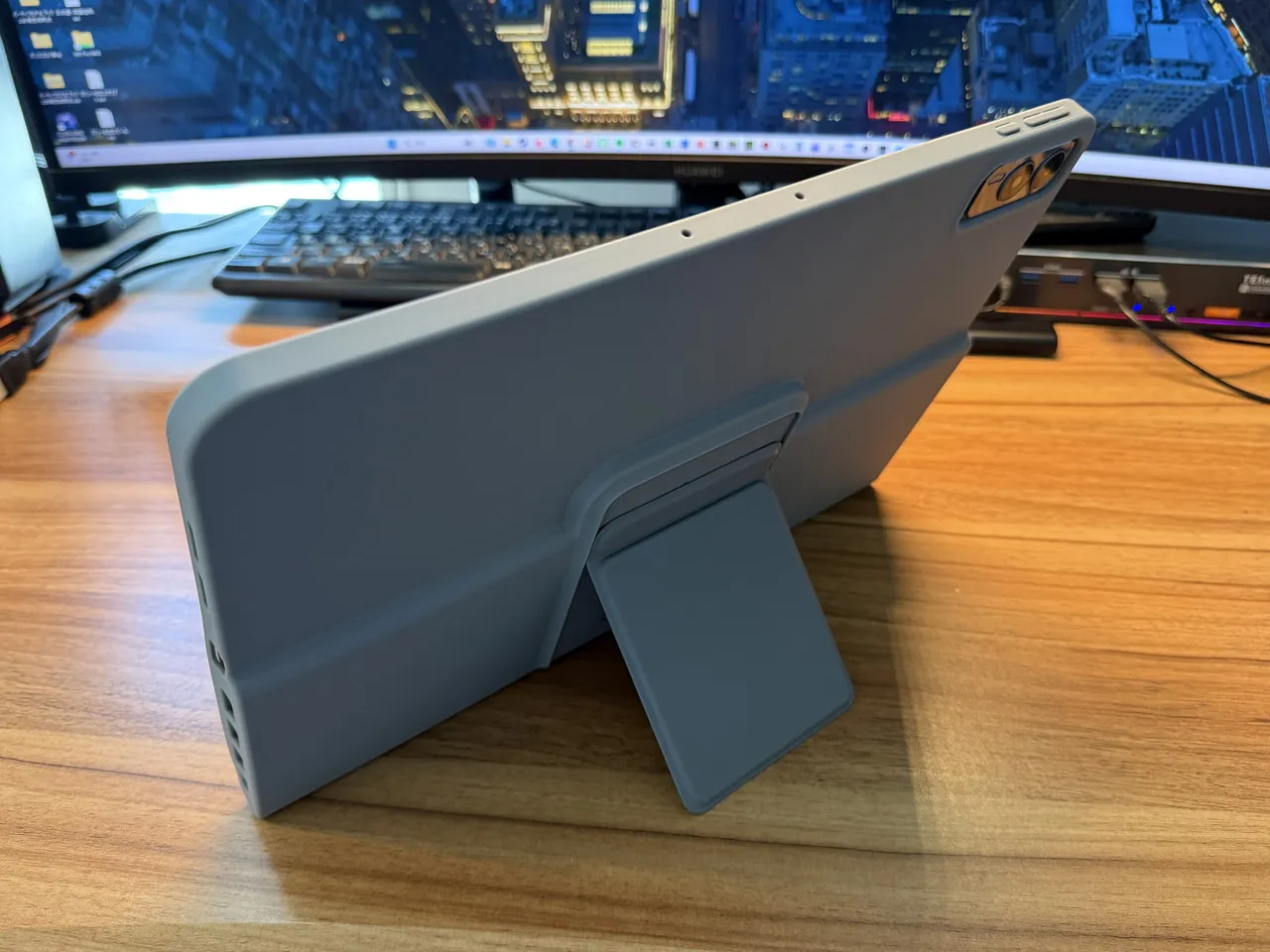 ケース装着状態のBNCF CinePad 13(背面アングル)
