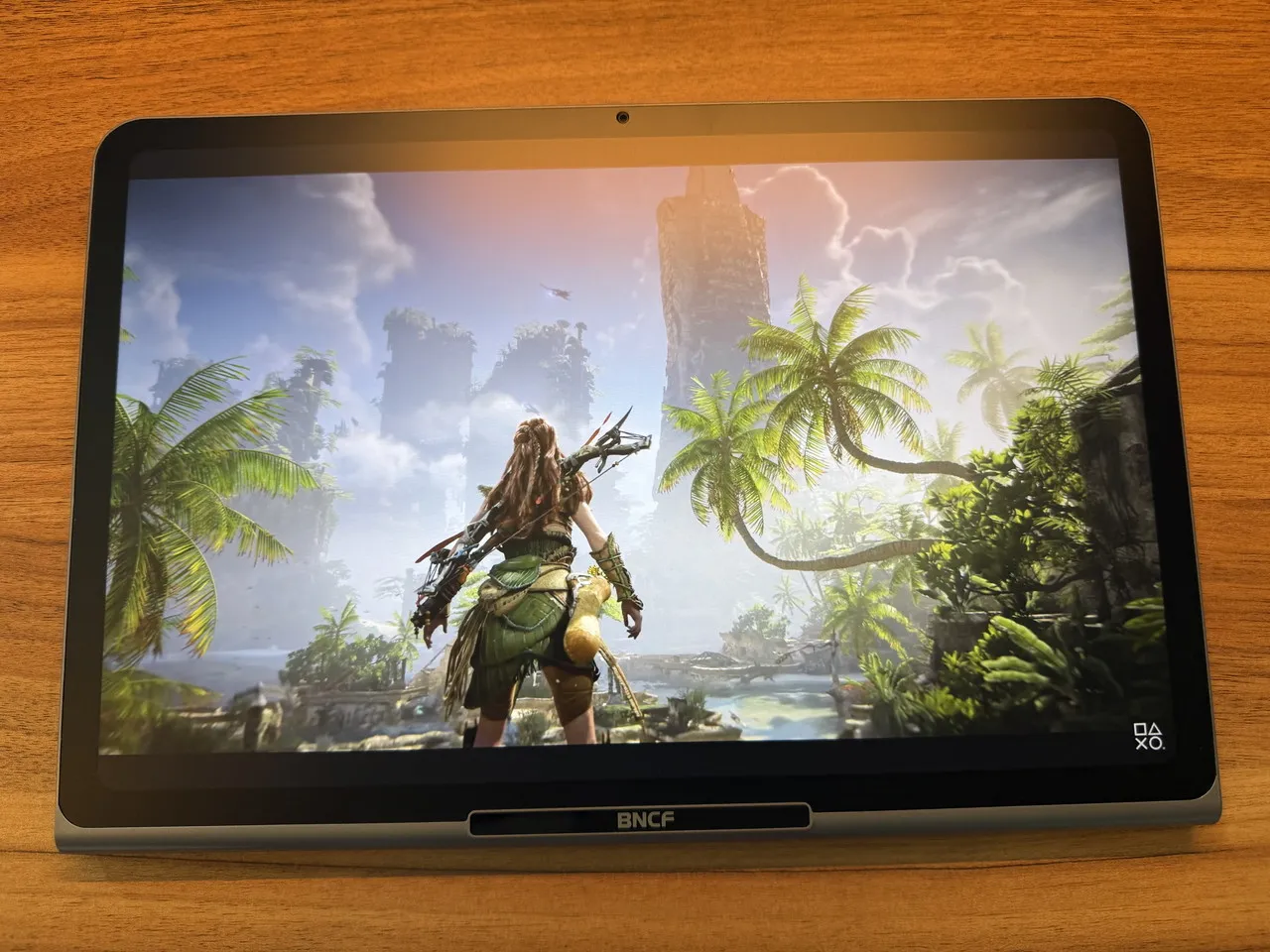 BNCF CinePad 13でゲーム動画を視聴している