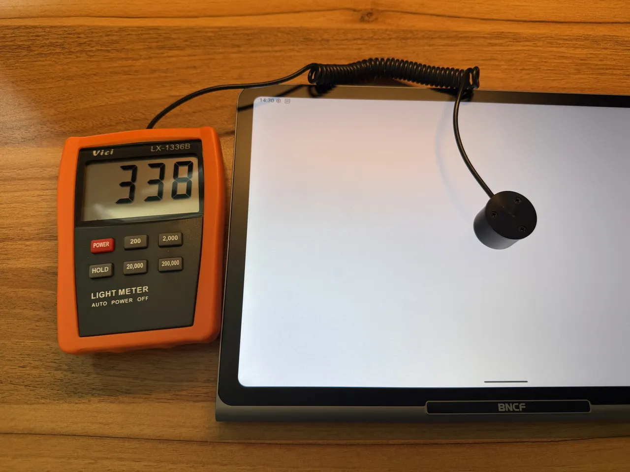 デジタルルクスメーター「Vici LX1336B」を使用して画面の明るさを計測している