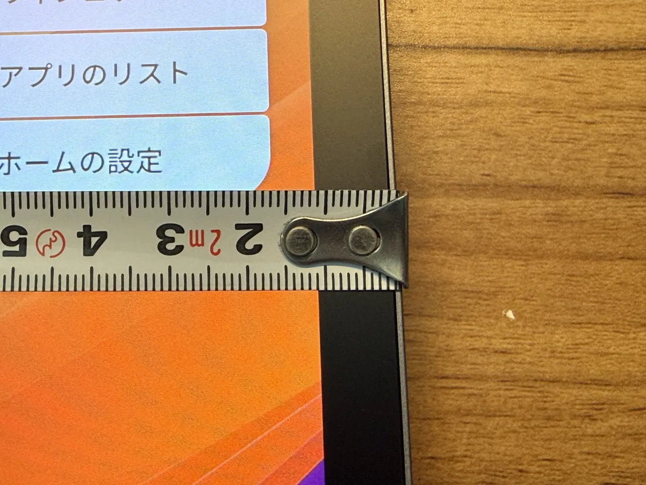 BNCF CinePad 13の側面のベゼル幅を計測している