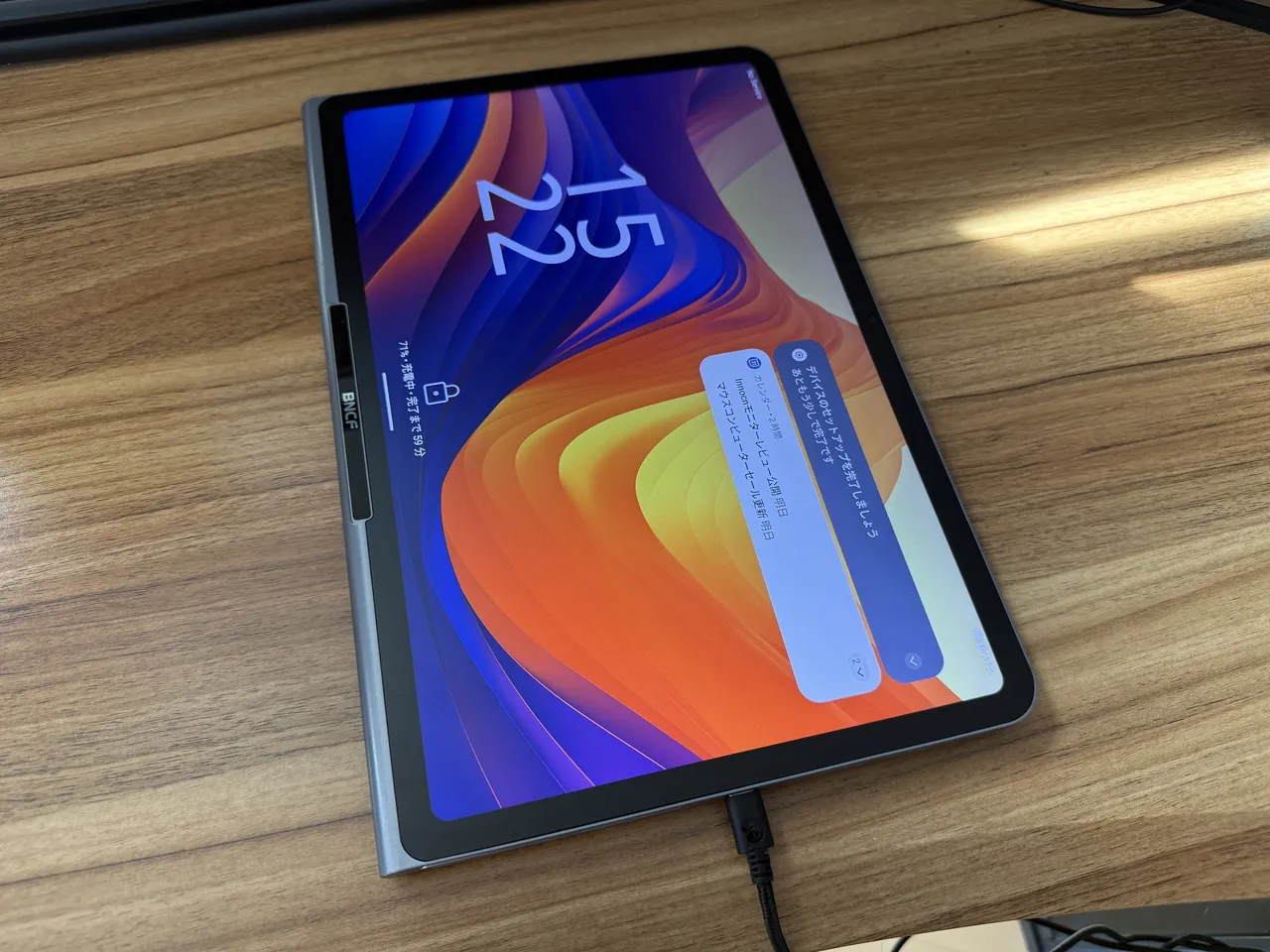 BNCF CinePad 13を有線充電している