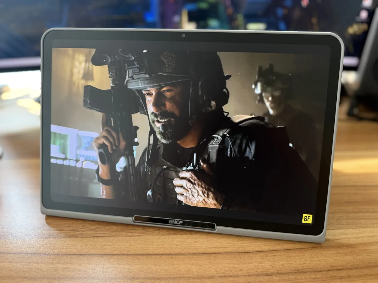 BNCF CinePad 13でゲーム動画を再生している