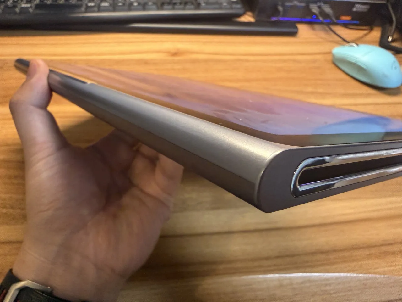 BNCF CinePad 13の下部の丸み