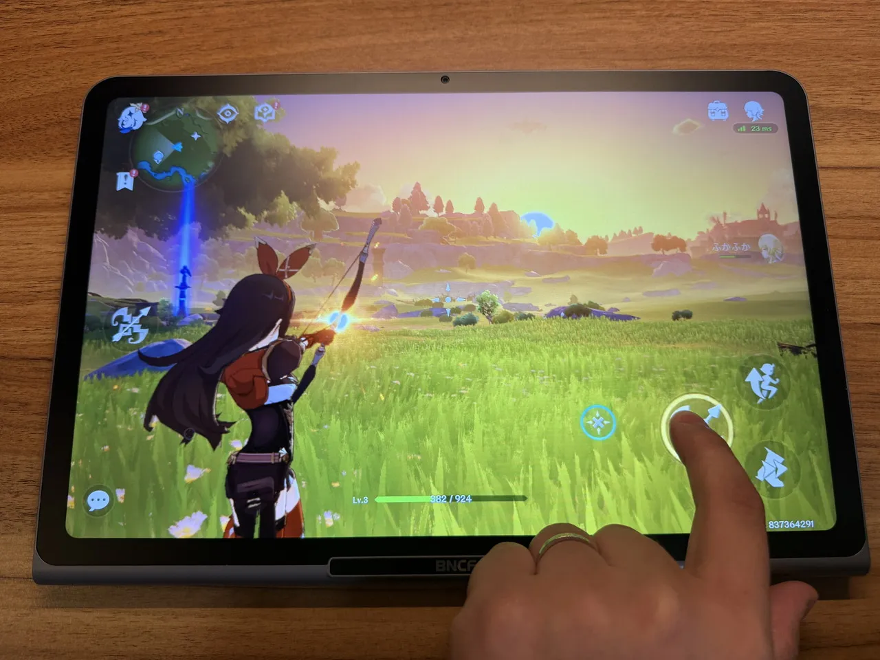 BNCF CinePad 13で原神をプレイしている
