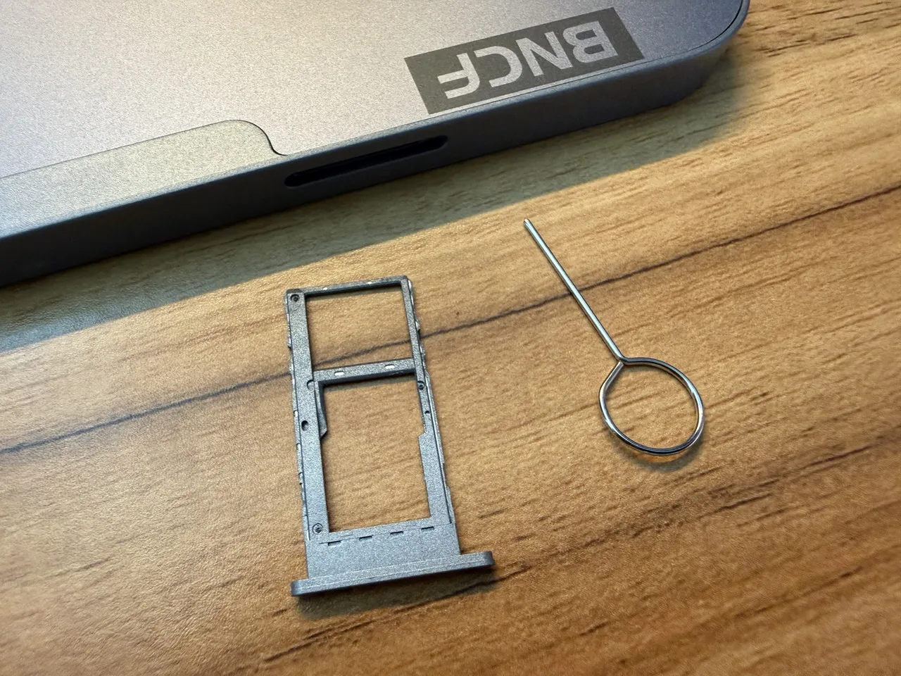 BNCF CinePad 13のカードスロットを開いた
