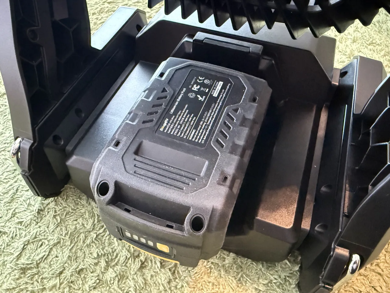 BougeRV F02にバッテリーを装着した