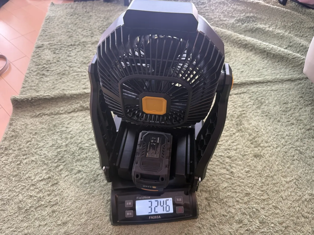 バッテリー装着状態のBougeRV F02を計量している