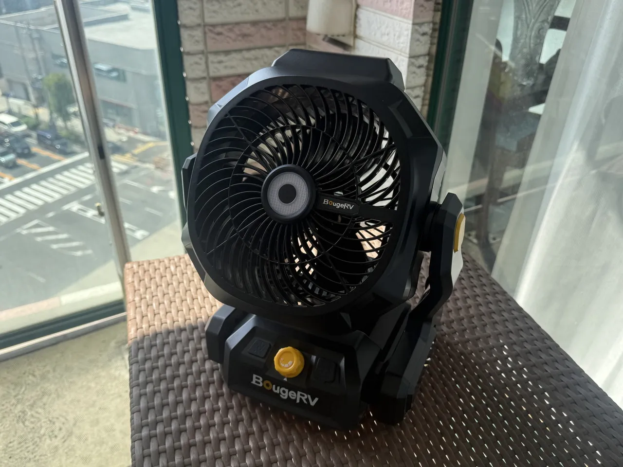 屋外にBougeRV F02を設置している