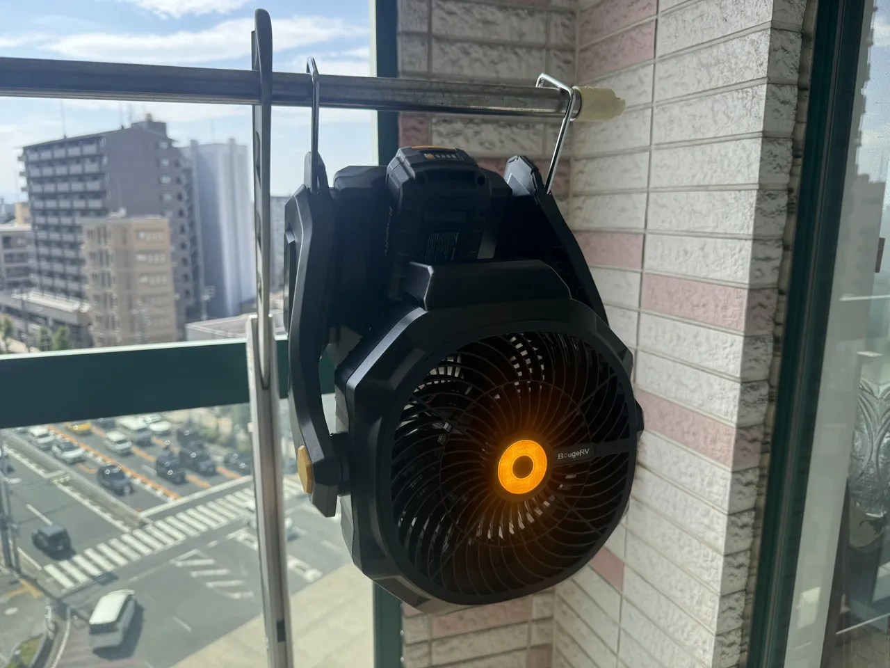 屋外でBougeRV F02を吊り下げて使っている