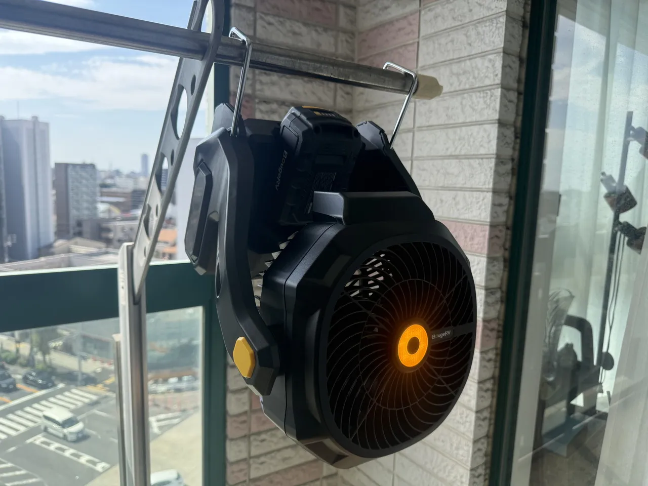 金属製フックでバーに引っ掛けてBougeRV F02を使っている
