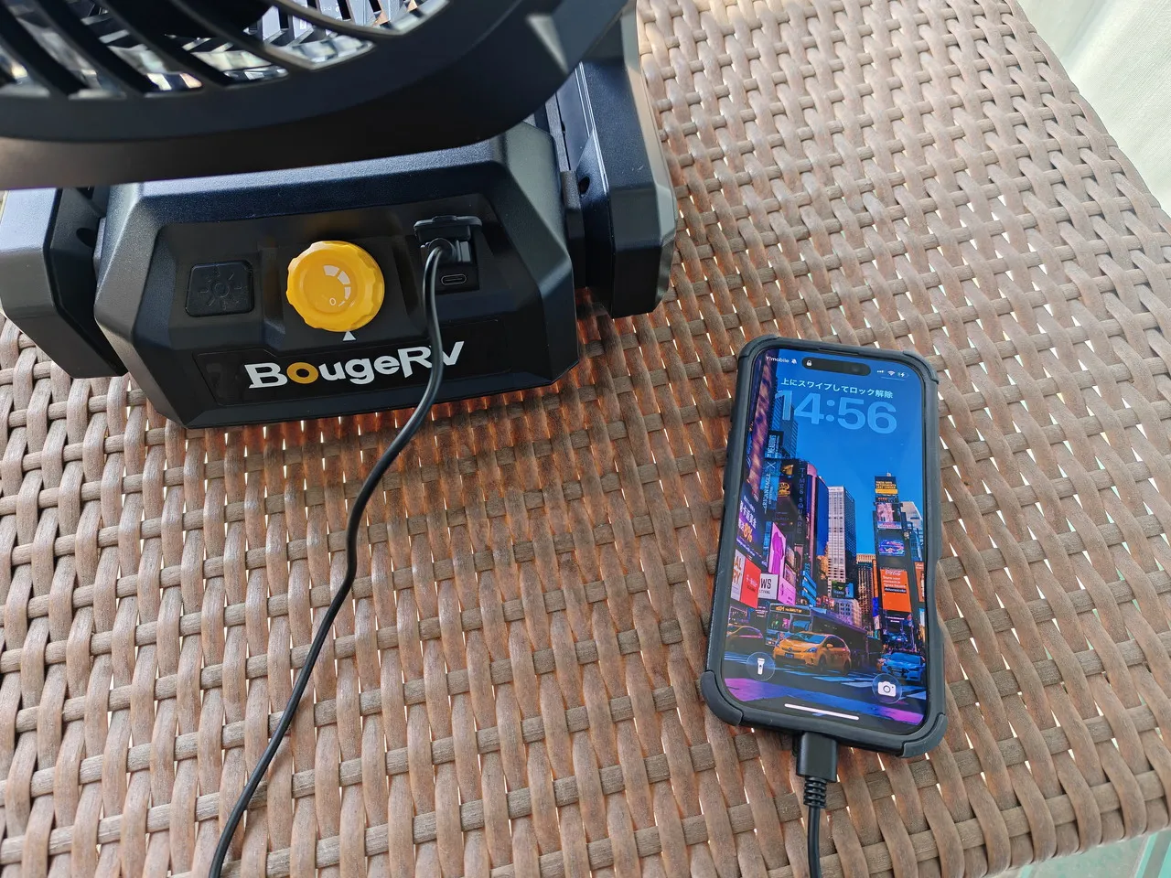 BougeRV F02からスマホを充電している