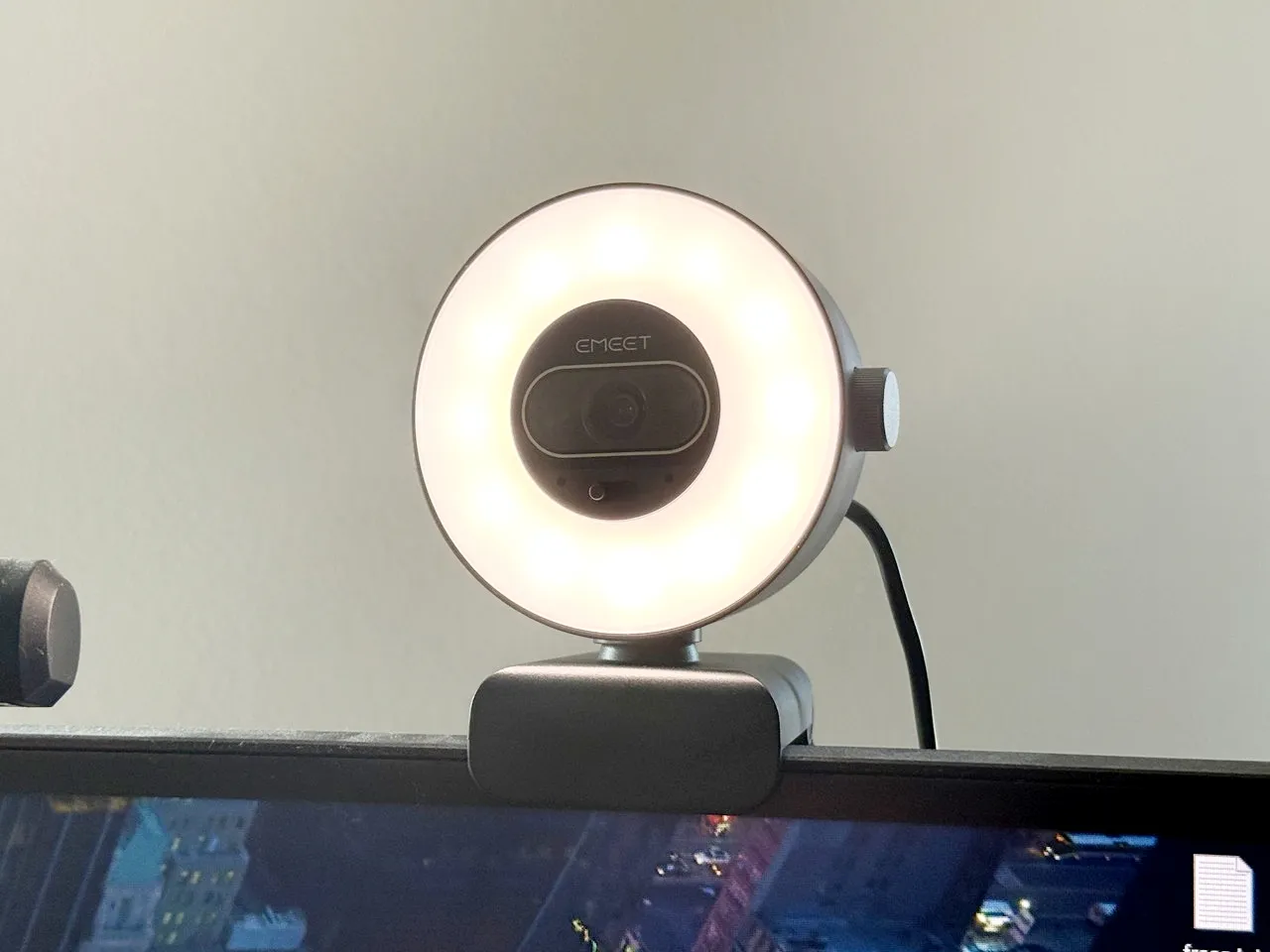 EMEET SmartCam S600Lのリングライトが点灯している