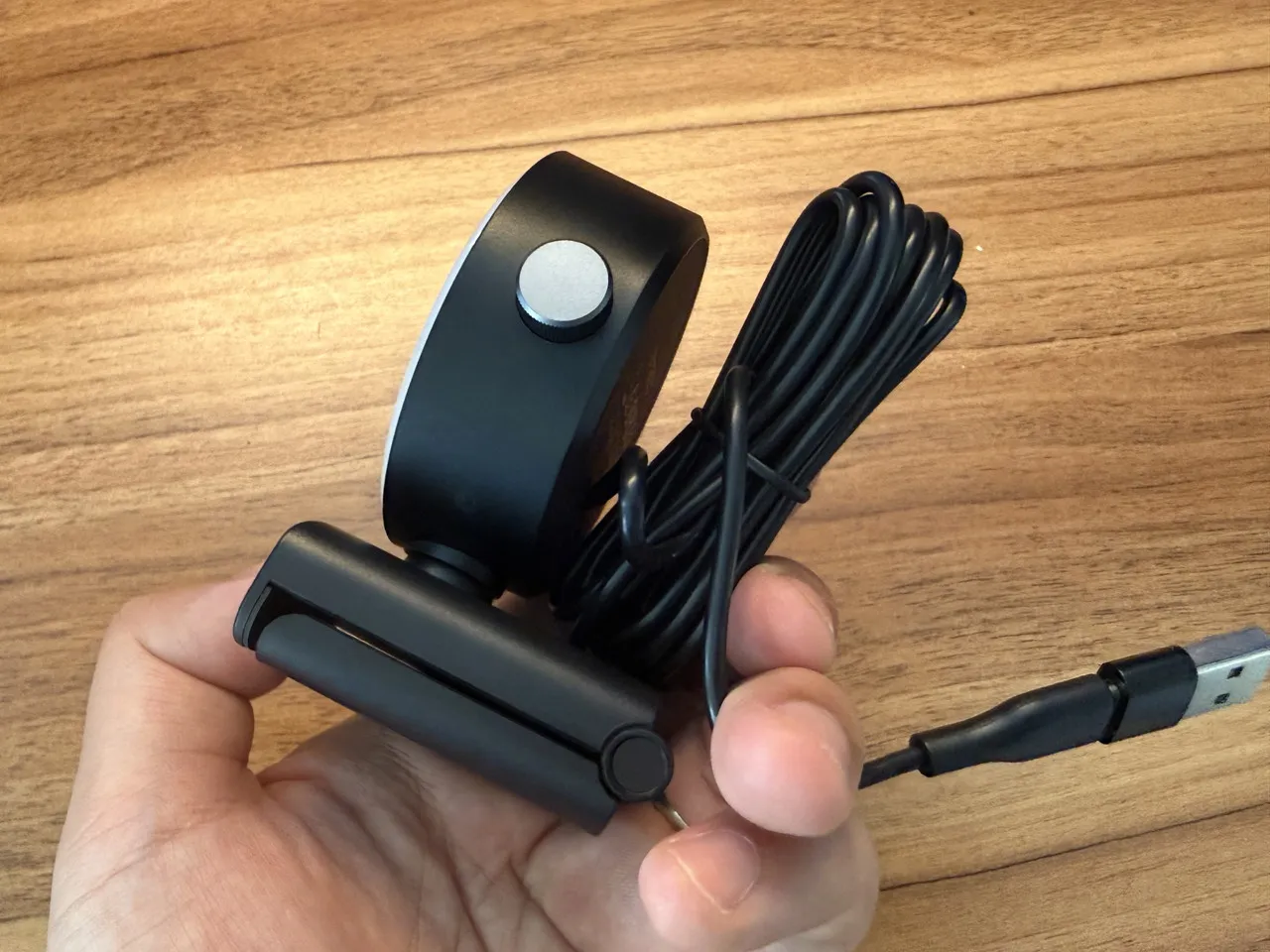 EMEET SmartCam S600Lを手に持っている