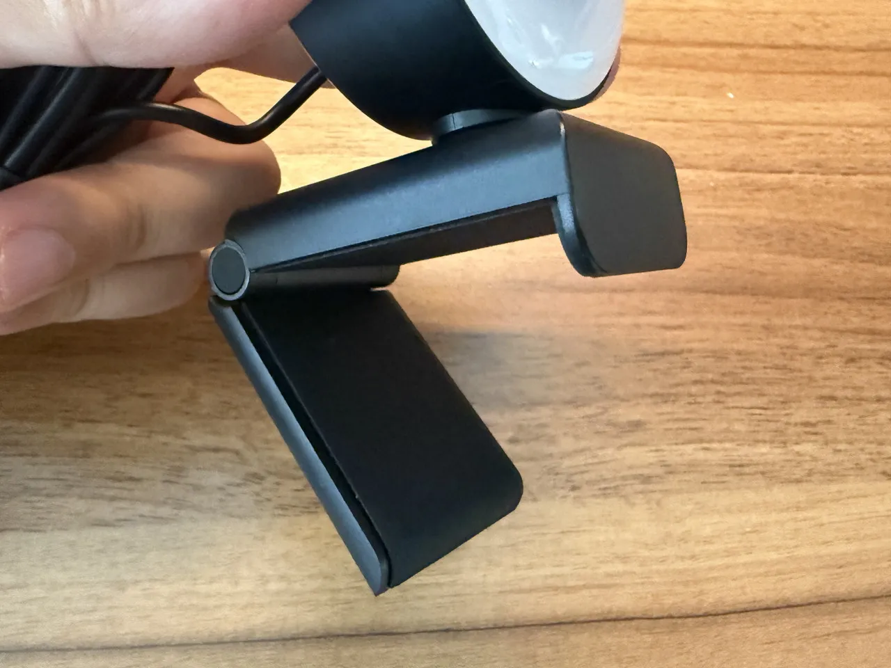 EMEET SmartCam S600Lのスタンドを開いた
