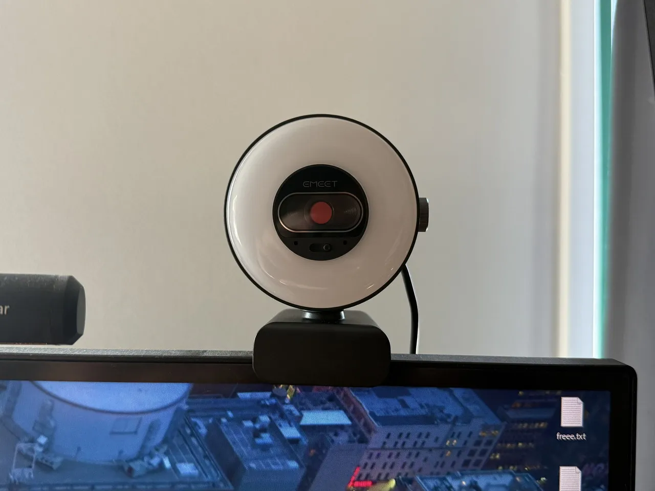 モニター上に設置したEMEET SmartCam S600L(正面アングル)