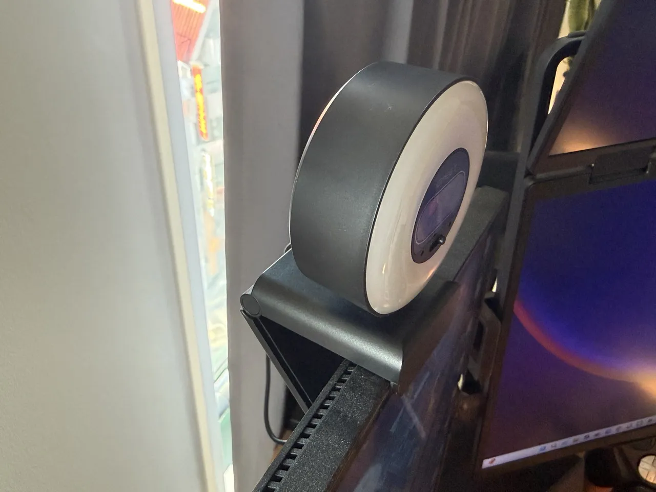 モニター上に設置したEMEET SmartCam S600L(側面アングル)