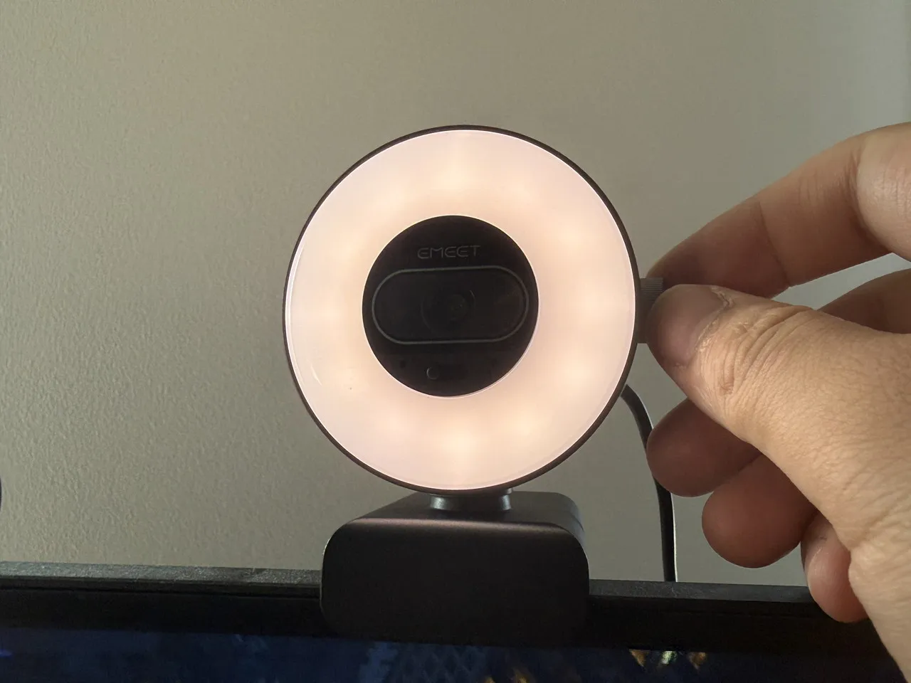 EMEET SmartCam S600Lのリングライトを調節している