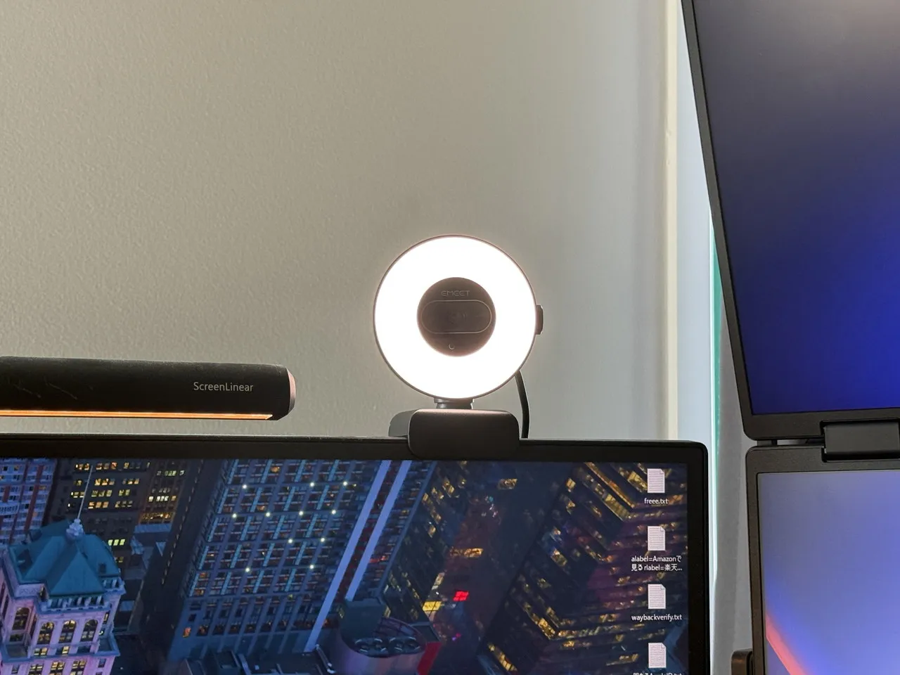 モニター上にEMEET SmartCam S600Lが設置されている