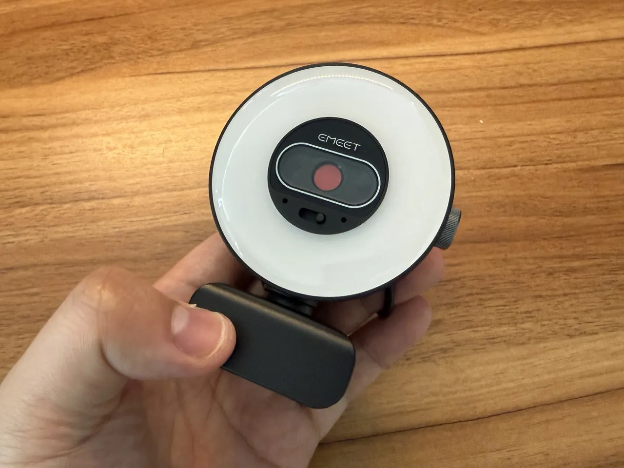 EMEET SmartCam S600Lを手に持っている