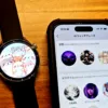 AIウォッチフェイスを表示しているFOSMET QS40 第3世代