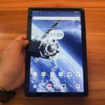 FPD CP10-J1を手に持っている