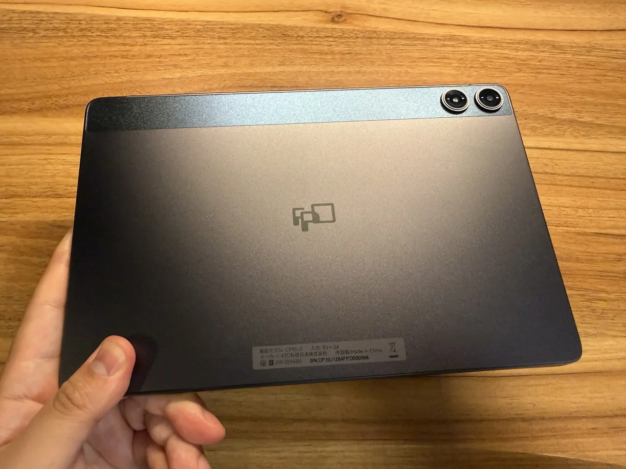 FPD CP10-J1を手に持っている(背面アングル)