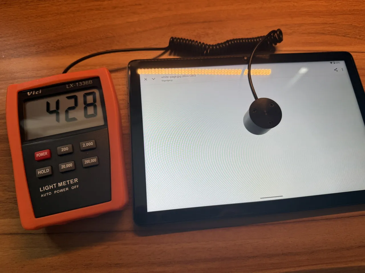 デジタルルクスメーター「Vici LX1336B」を使用して画面の明るさを計測している