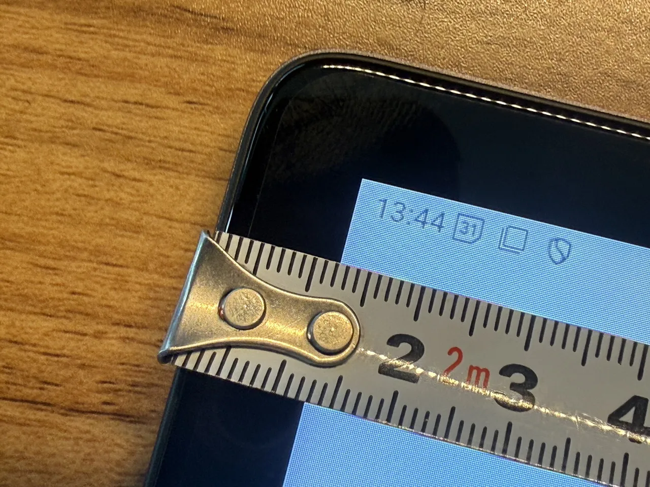 FPD CP10-J1の側面のベゼル幅を測定している
