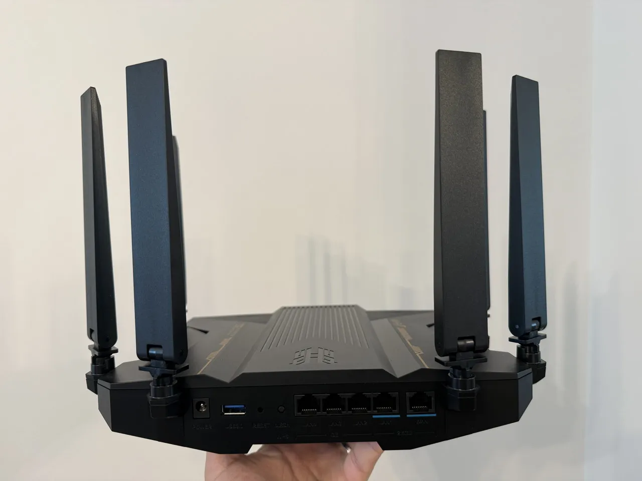 ZTE Inazuma BE7200 Pro+を手に載せている