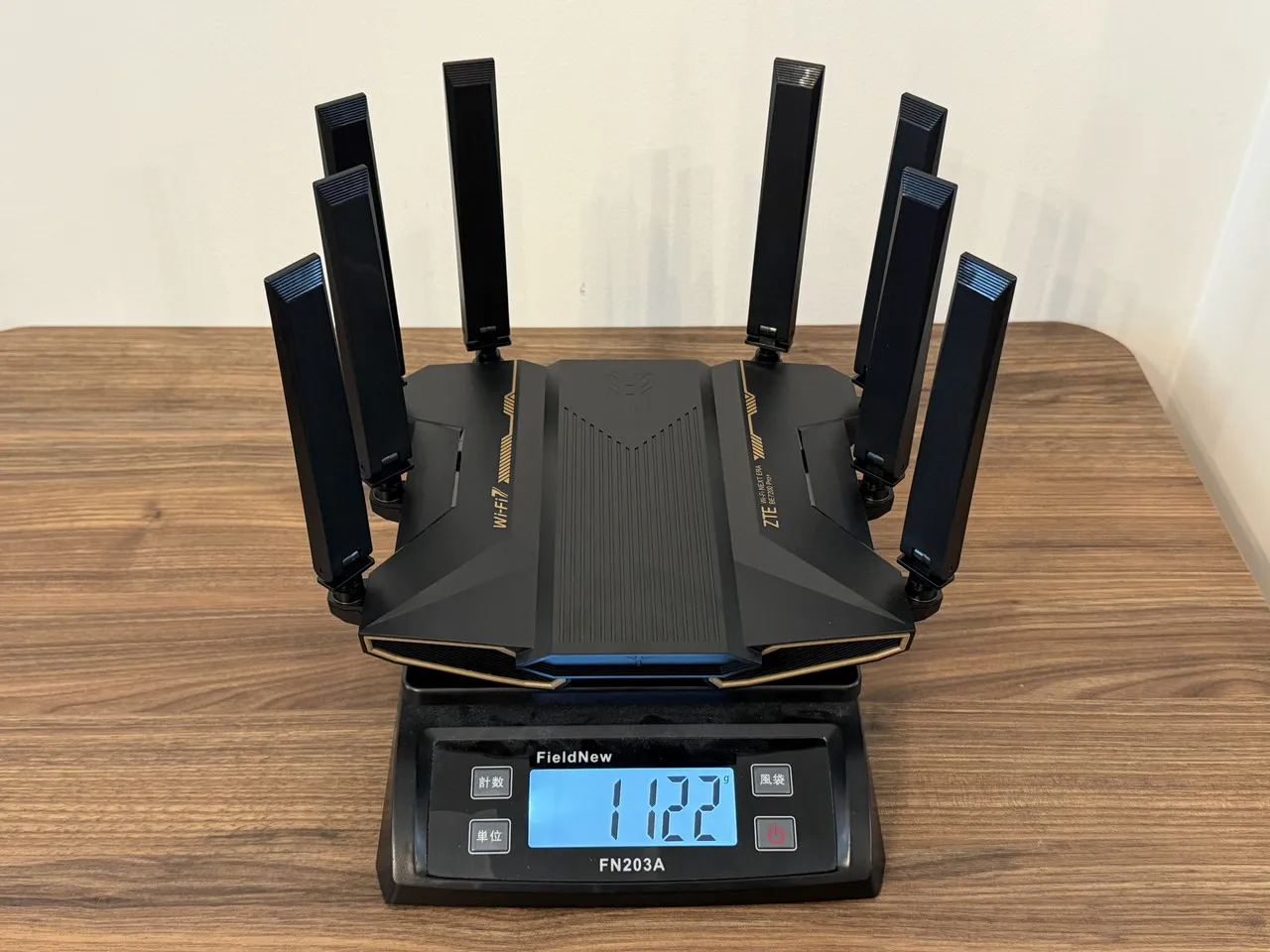 ZTE Inazuma BE7200 Pro+を計量している
