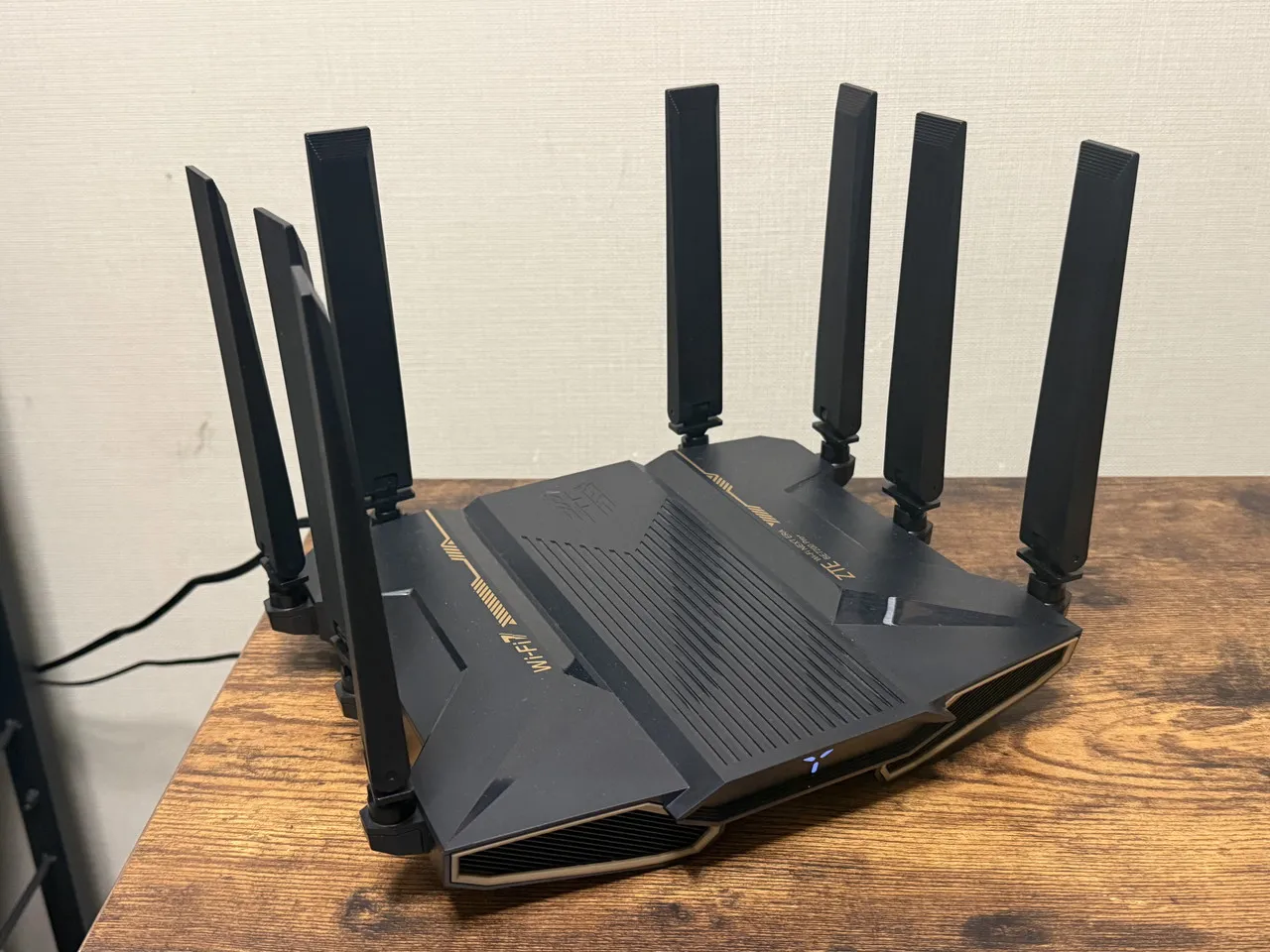 アンテナをすべて直立させた状態のZTE Inazuma BE7200 Pro+