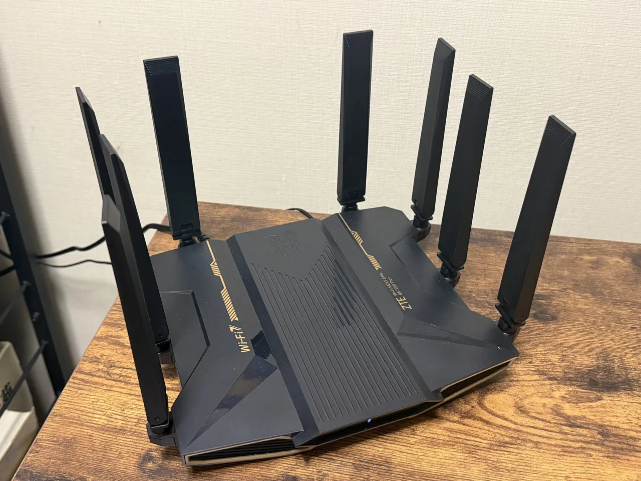 デスク上にZTE Inazuma BE7200 Pro+を設置した