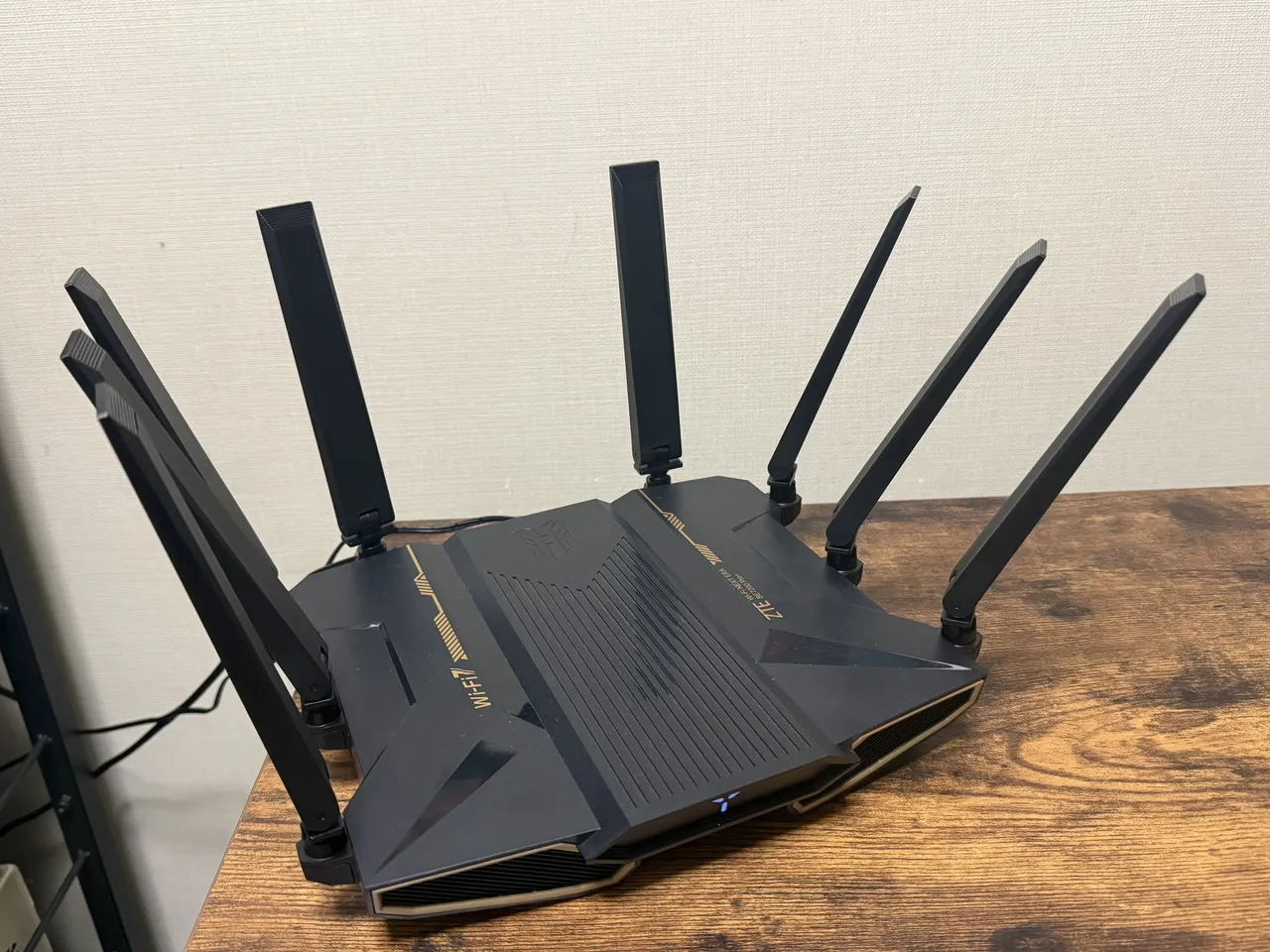 ZTE Inazuma BE7200 Pro+のアンテナをリビング方向へ傾けている