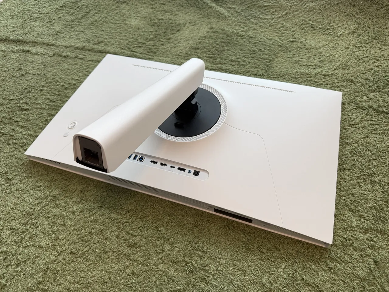 INNOCN GA32V1M MAXの背面中央にスタンドを取り付けた
